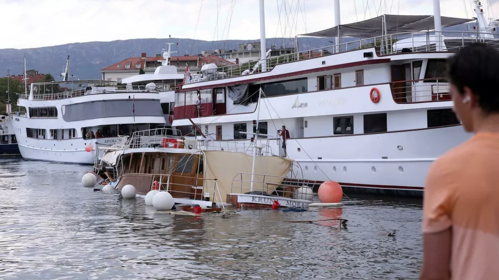 08.07.2025., Split - Jadrolinijev trajekt "Petar Hektorovic", koji plovi na liniji Split - Hvar, zbog jakog nevremena izgubio je kontrolu i udario u gat Sv. Duje. U tom sudaru prignjecio je nekoliko drvenih turistickih brodova koji su bili privezani uz gat, a jedan od njih je i potonuo. Photo: Ivo Cagalj/PIXSELL