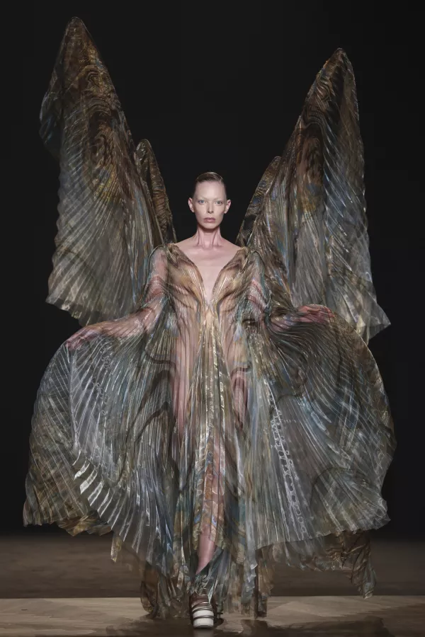 A model wears a creation as part of the Iris van Herpen Fall-Winter 2025/26 Haute Couture collection presented Monday, July 7, 2025, in Paris. (AP Photo/Tom Nicholson)