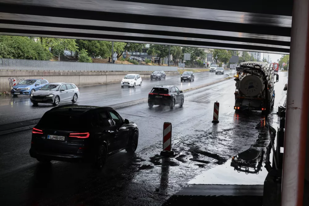 - 08.07.2025 - črpanje vode s podvoza na Dunajski cesti v Ljubljani//FOTO: Jaka Gasar