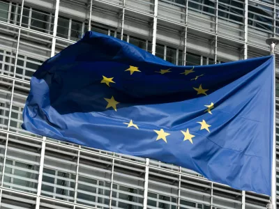 FILED - 02 April 2025, Belgium, Brussels: A European Union flag flies in the wind in front of the Berlaymont building, the seat of the European Commission. The European Commission on Wednesday imposed fines on Apple and Meta totalling ·700 million (6.7 million), accusing them of violating EU legislation on digital markets Photo: Anna Ross/dpa