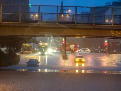 zalit podvoz Celovška cesta- 15.09.2022 - Močno deževje in poplave v Ljubljani - neurje - meteorna voda je zalila več garaž, podhodov, kletnih in stanovanjskih prostorov, skladišč in poslovnih prostorov, pa tudi prostore osnovne šole in vrtca, lekarne ter Narodno galerijo.Foto: Luka Cjuha