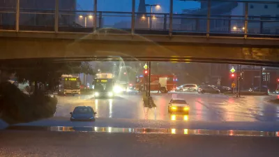 zalit podvoz Celovška cesta- 15.09.2022 - Močno deževje in poplave v Ljubljani - neurje - meteorna voda je zalila več garaž, podhodov, kletnih in stanovanjskih prostorov, skladišč in poslovnih prostorov, pa tudi prostore osnovne šole in vrtca, lekarne ter Narodno galerijo.Foto: Luka Cjuha