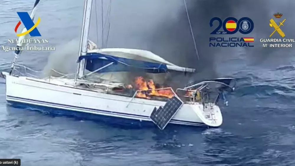 Ko sta opazila policijo, sta tihotapca na jadrnici, s katero sta tihotapila kokain, zanetila ogenj in jo potopila. 