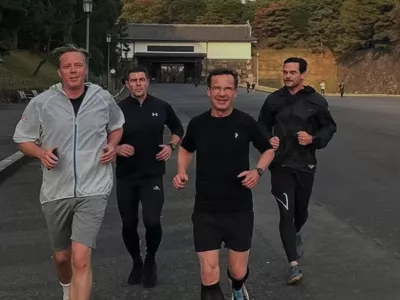 Švedski premier Ulf Kristersson (spredaj desno) je zagret tekač.