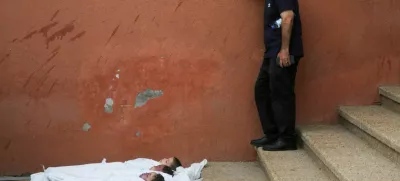  SENSITIVE MATERIAL. THIS IMAGE MAY OFFEND OR DISTURB  A mourner reacts next to the bodies of Palestinian brothers, Yahia, Mussa, and Ibraheem Jadallah, who were killed along with their mother, Asya, in an overnight Israeli strike on their house, according to medics, at Nasser hospital in Khan Younis, in the southern Gaza Strip, July 10, 2025. REUTERS/Hatem Khaled   TPX IMAGES OF THE DAY / Foto: Hatem Khaled