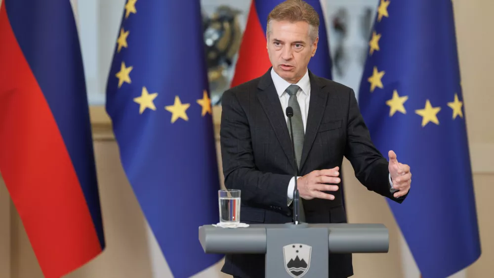 Ljubljana.Izjava predsednika vlade Roberta Goloba po srecanju s predsedniki parlamentarnih strank ter poslancema madzarske in italijanske narodne skupnosti, kjer so razpravljali o obrambnih referendumih.