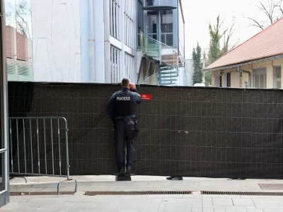 Privedbe v zadevi Mafijski umor na Brdu. Dino Muzaferovič Cezar in dva sostorilca privedena pred sodnika. Cezar je osumljen umora osebe Satko Zovko. Policija, Specialna enota, pravosodni policisti