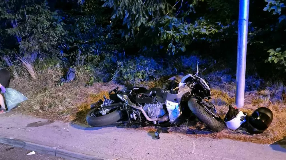 Nekaj dni po hudi nesreči je motorist v bolnišnici umrl. 