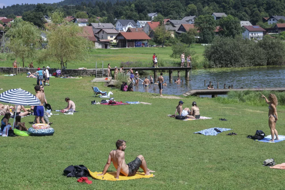 - 21.07.2024 - reportaža Podpeško jezero - poletje, vročina, kopanje, hlajenje, kopalci, obiskovalci, ljudje //FOTO: Jaka Gasar