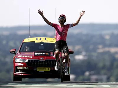 Cycling - Tour de France - Stage 6 - Bayeux to Vire Normandie - Bayeux, France - July 10, 2025 EF Education - EasyPost's Ben Healy celebrates winning stage 6 REUTERS/Benoit Tessier