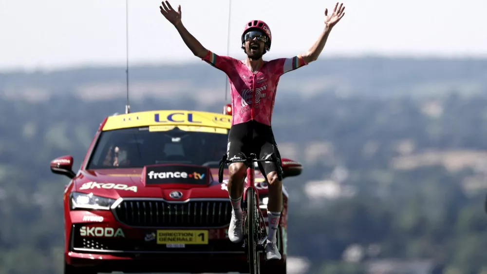 Cycling - Tour de France - Stage 6 - Bayeux to Vire Normandie - Bayeux, France - July 10, 2025 EF Education - EasyPost's Ben Healy celebrates winning stage 6 REUTERS/Benoit Tessier