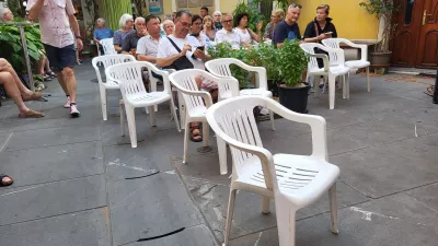 plastični stol, Izola / Foto: Katja Gleščič 