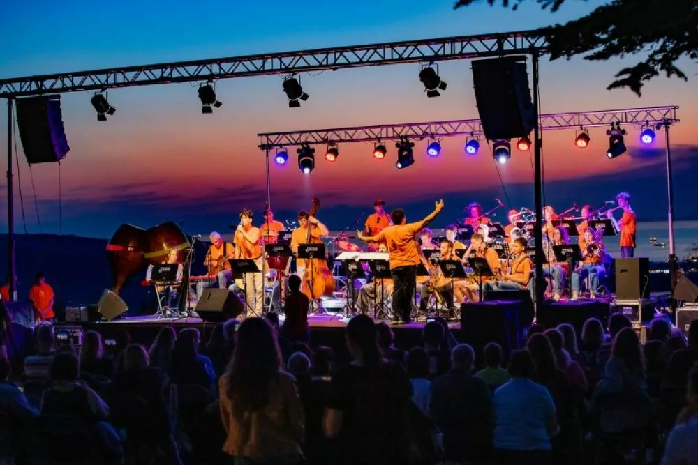 Zgrabi Zvok Big Band, ki ga vodi Sandi Štor, bo nocoj ob 19. uri v Marezigah otvoril jubilejni MareziJazz, mednarodni festival jazzovskih orkestrov. F arhiv festivala