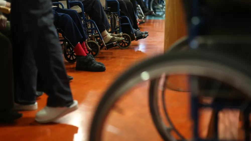 ﻿- 23.02.2016 - Dom starejših občanov Fužine v Ljubljani - starejši občani - oskrbovanci - upokojencii -simbolična fotografija upokojenci, invalidi, staranje  //FOTO: Bojan Velikonja