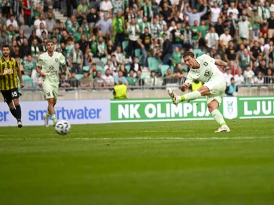 Olimpija sodeluje pri pripravi zelenice