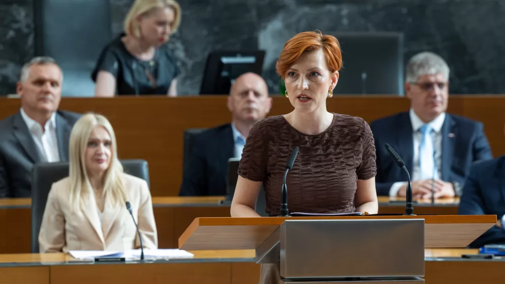 Ljubljana, DZ.Nadaljevanje seje DZ, na kateri so poslanci na predlog opozicije obravnavali interpelacijo ministrice za kulturo Aste Vrecko.Ministrica za kulturo Asta Vrecko.