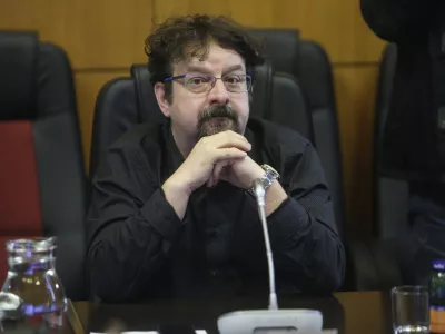 ﻿Damijan Perne, Več za Kranj   - 24.02.2016 - Mestna občina Kranj - Kranjski mestni svetniki na izredni seji prisluhnili pojasnilom župana Boštjana Trilarja v zvezi s prometno nesrečo, ki jo je povzročil pod vplivom alkohola   ///FOTO: Jaka Gasar