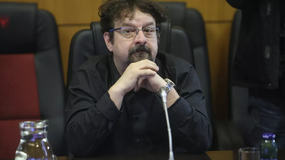 ﻿Damijan Perne, Več za Kranj   - 24.02.2016 - Mestna občina Kranj - Kranjski mestni svetniki na izredni seji prisluhnili pojasnilom župana Boštjana Trilarja v zvezi s prometno nesrečo, ki jo je povzročil pod vplivom alkohola   ///FOTO: Jaka Gasar