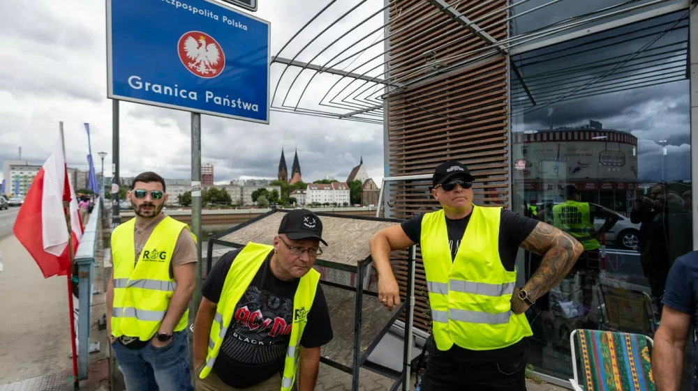 Members of a far-right movement 'Border Defense Movement' (ROG) hold a post as an unofficial "citizens' patrol" at the Polish-German border in Slubice, western Poland, close to the German city of Frankfurt an der Oder, on July 7, 2025, as Poland temporarily reintroduced border controls with Germany and Lithuania, saying they are needed to control "illegal immigration". In total, 52 checkpoints have been set up on the border with Germany and 13 with Lithuania, the Polish interior minister said. The controls will last from 7 July to 5 August 2025 but could be extended. They will mostly consist of spot inspections, particularly of vehicles carrying several people, Polish officials said.,Image: 1019329707, License: Rights-managed, Restrictions:, Model Release: noFoto: Profimedia