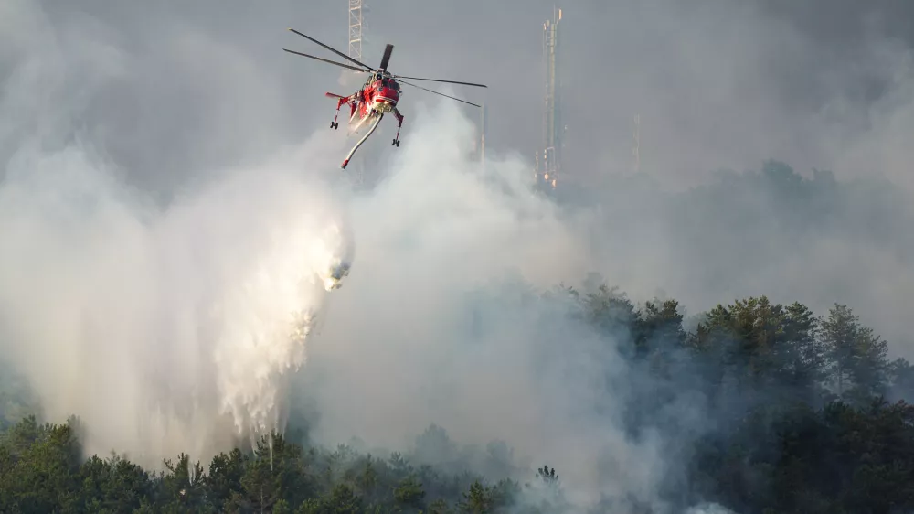 08 July 2025, Italy, Smooth: A Firefighting helicopter drops water on a forest fire at Macchiole di Lisciano in the Rieti. Photo: Gianluca Vannicelli/IPA via ZUMA Press/dpa