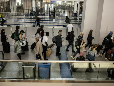 V združenju IATA, kjer se sklicujejo na raziskavo iz aprila 2025, pravijo, da 72 odstotkov potnikov raje kupi osnovno letalsko karto, ki ji po potrebi dodajajo storitve, in le 30 odstotkov potnikov običajno kupi dodatno ročno prtljago. / Foto: Profimedia