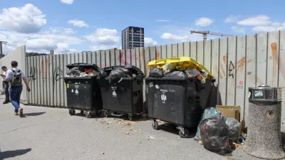 Ljubljanska avtobusna postaja: Prenatrpani zabojniki in neprijetne vonjave