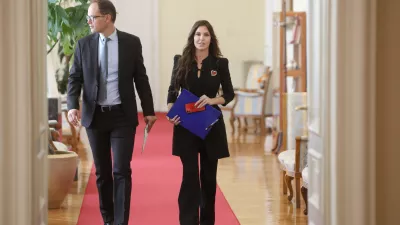- Anže Logar, poslanec stranke Demokrati,- Eva Irgl, poslanka stranke Demkrati,- 11.07.2025. - predsednik vlade Robert Golob je gostil srečanje s predsedniki parlamentarnih strank na temo članstva Slovenije v Natu ter vprašanja izvedbe referenduma glede povečanja obrambnih izdatkov Slovenije.//FOTO: Bojan Velikonja