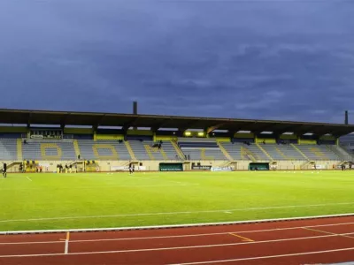 Na Stadionu, ki je v upravljanju Zavoda za šport in rekreacijo Domžale, je na strehi pokrite zahodne tribune prišlo do poškodbe, zaradi katere na tribuni ni mogoče zagotavljati primerne varnosti za obiskovalce in druge uporabnike.