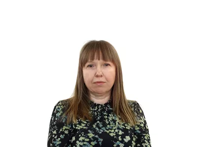 Nina KnavsZA ONLINE - Redakcija Dnevnik 2024 - portreti za komentarje in kolumne - kolumnisti - komentatorji – novinarji - portret //FOTO: Luka Cjuha