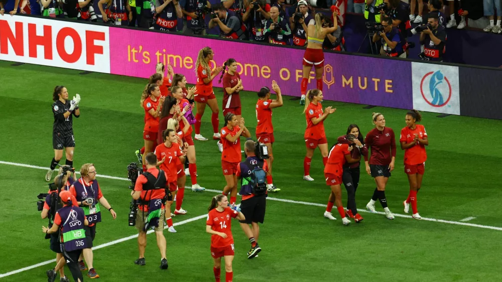 Soccer Football - UEFA Women's Euro 2025 - Group A - Finland v Switzerland - Stade de Geneve, Geneva, Switzerland - July 10, 2025 Switzerland's Riola Xhemaili with teammates celebrate after the match REUTERS/Bernadett Szabo