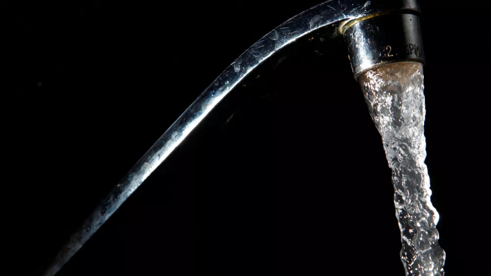 FILE PHOTO: Tap water comes out of a faucet in New York, June 14, 2009. REUTERS/Eric Thayer/File Photo