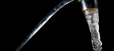 FILE PHOTO: Tap water comes out of a faucet in New York, June 14, 2009. REUTERS/Eric Thayer/File Photo