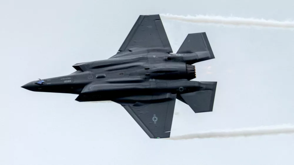 FILE PHOTO: A Lockheed Martin F-35 fighter jet performs during the International Aerospace Exhibition ILA on the opening day at Schoenefeld Airport in Berlin, Germany June 5, 2024. REUTERS/Axel Schmidt/File Photo