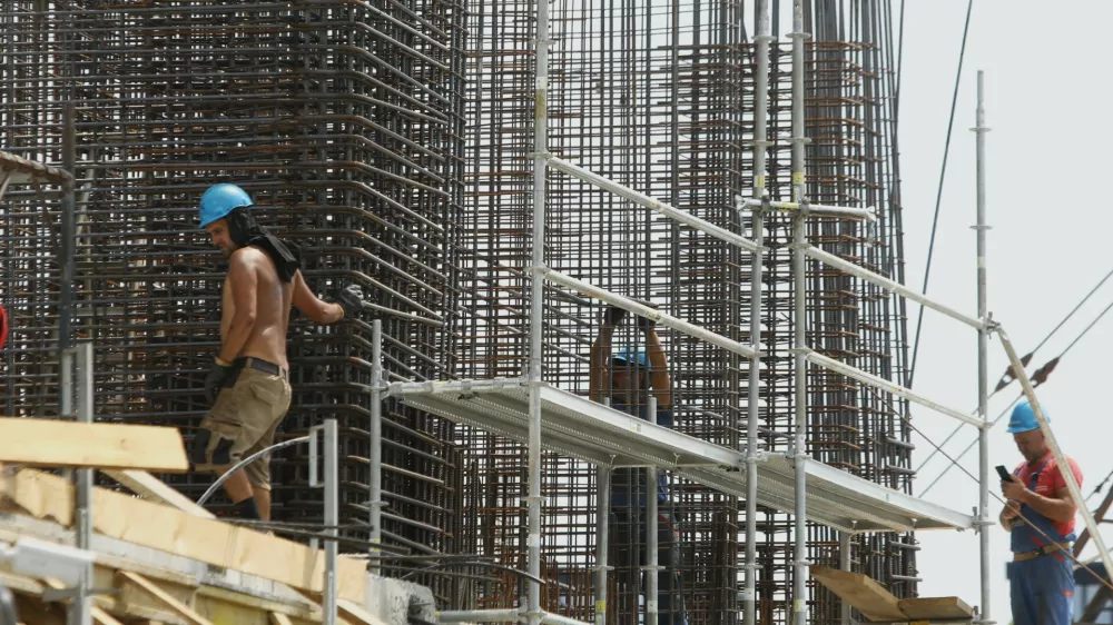 19.07.2024 - gradbišče - Vilharjeva - Corwin - delo na vročini - vročina - FOTO: Luka Cjuha