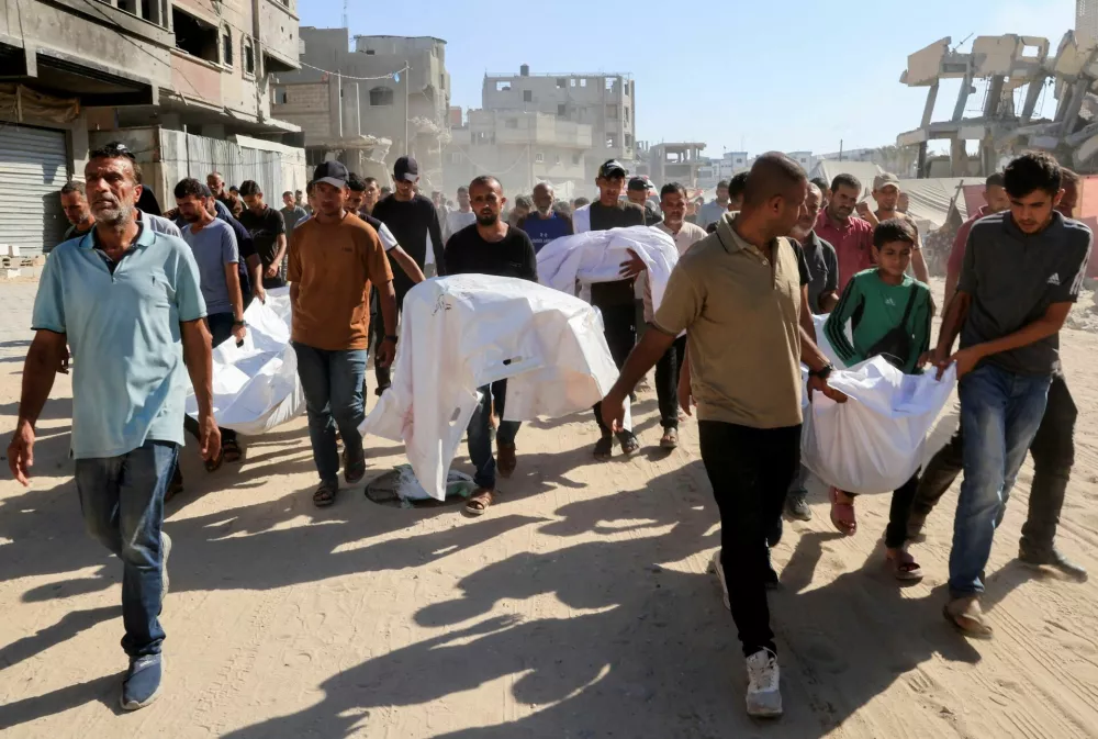 Mourners carry the bodies of Palestinians, who, according to Gaza's health ministry, were killed in an overnight Israeli strike on a tent, outside Nasser Hospital in Khan Younis, southern Gaza Strip, July 3, 2025. REUTERS/Hatem Khaled   TPX IMAGES OF THE DAY