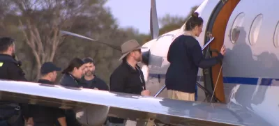 SCREENSHOT - 11 July 2025, Australia, ---: A screenshot from an ABC television video shows Carolina Wilga (R) boarding a plane. A German backpacker who had been missing for 12 days in remote bushland has been found alive by emergency services. Photo: -/ABC via AAP/dpa - ACHTUNG: Nur zur redaktionellen Verwendung und nur mit vollständiger Nennung des vorstehenden Credits / Foto: -