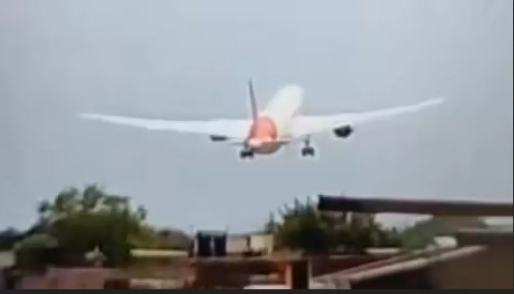 Zadnji posnetek, ko je letalo nemočno padalo proti hišam.