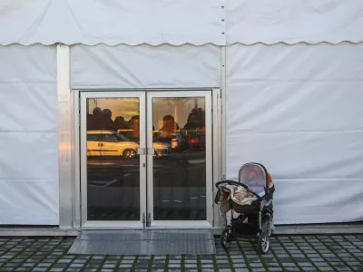 ﻿Simbolična fotografija, otroštvo, odraščanje, zapostavljanje otrok, starševstvo - otroški voziček - 10.12.2019 - Zavetišče za zapuščene živali Ljubljana, Gmajnice 30, - odprtje novih prostorov - azil za živali namenjen začasni namestitvi zapuščenih živali psov in mačk //FOTO: Bojan Velikonja