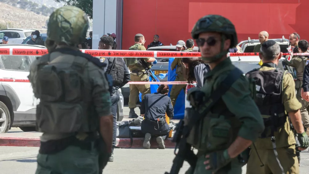 Israeli security personnel stand guard near the scene of a stabbing attack, in Gush Etzion in the Israeli-occupied West Bank July 10,2025. REUTERS/Ammar Awad
