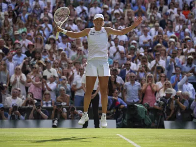 Poland's Iga Swiatek celebrates after beating Amanda Anisimova of the U.S. to win the women's singles final at the Wimbledon Tennis Championships in London, Saturday, July 12, 2025. (AP Photo/Kin Cheung)