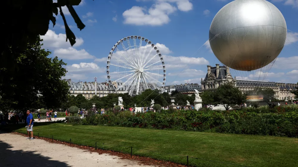 The Vasque (cauldron) of Paris 2024 floats attached to a hot air balloon, with a 100% electric and non-Olympic flame in Paris, France, July 12, 2025. REUTERS/Tom Nicholson