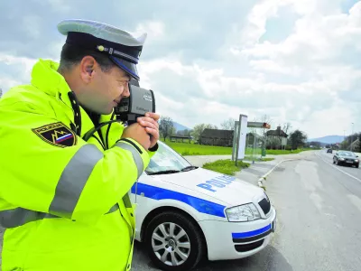 ﻿Policijska kontrola, Log pri brezovici, meritev hitrosti, radar.Foto Luka CjuhaZA OBJAVO V ČASOPISU DNEVNIK