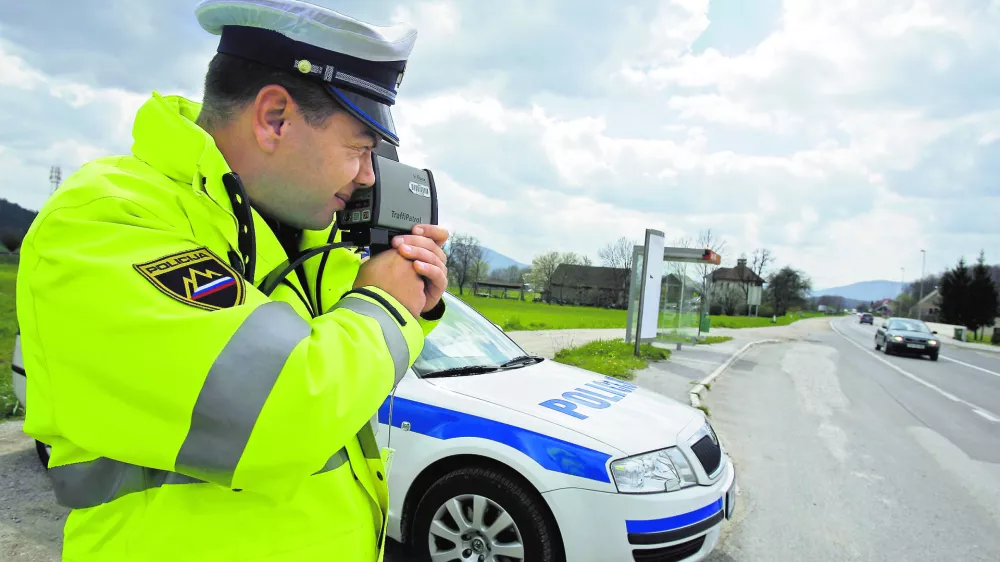 ﻿Policijska kontrola, Log pri brezovici, meritev hitrosti, radar.Foto Luka CjuhaZA OBJAVO V ČASOPISU DNEVNIK