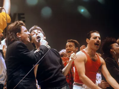 Nekateri največji glasbeniki vseh časov: Bono (U2), Paul McCartney, Andrew Ridgeley (Wham!) in Freddie Mercury (Queen) na Wembleyu leta 1985. / Foto: Profimedia