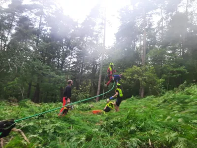 Gorsko reševanje poškodovanega kolesarja na Rašici. 