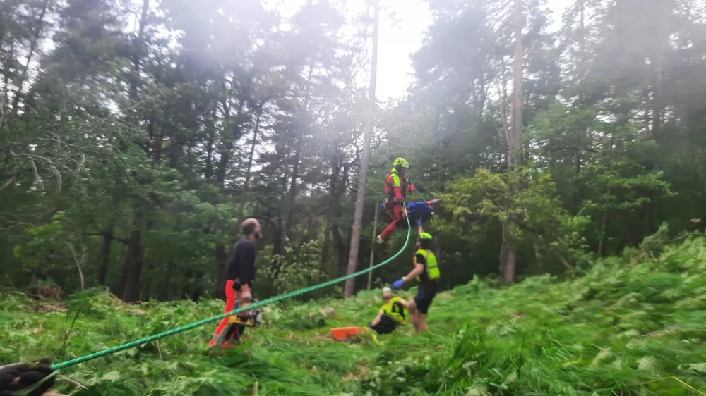 Gorsko reševanje poškodovanega kolesarja na Rašici. 