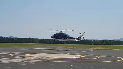 Policijski helikopter na poti na gorsko reševanje. 