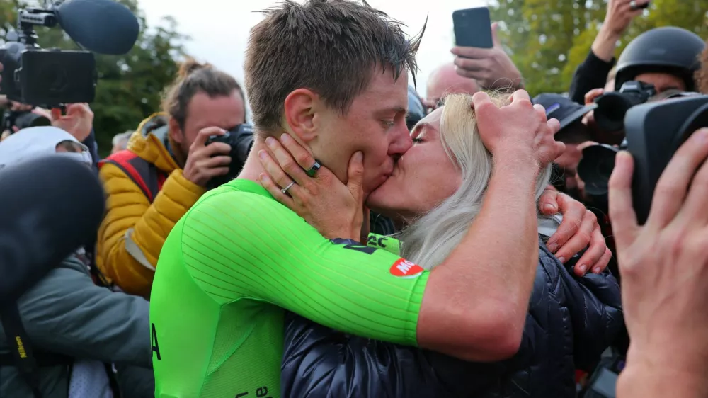 FILE PHOTO: Cycling - UCI World Championships 2024 - Men's Elite Road Race - Zurich, Switzerland - September 29, 2024 Slovenia's Tadej Pogacar kisses girlfriend Urska Zigart after he wins the race REUTERS/Denis Balibouse/File Photo