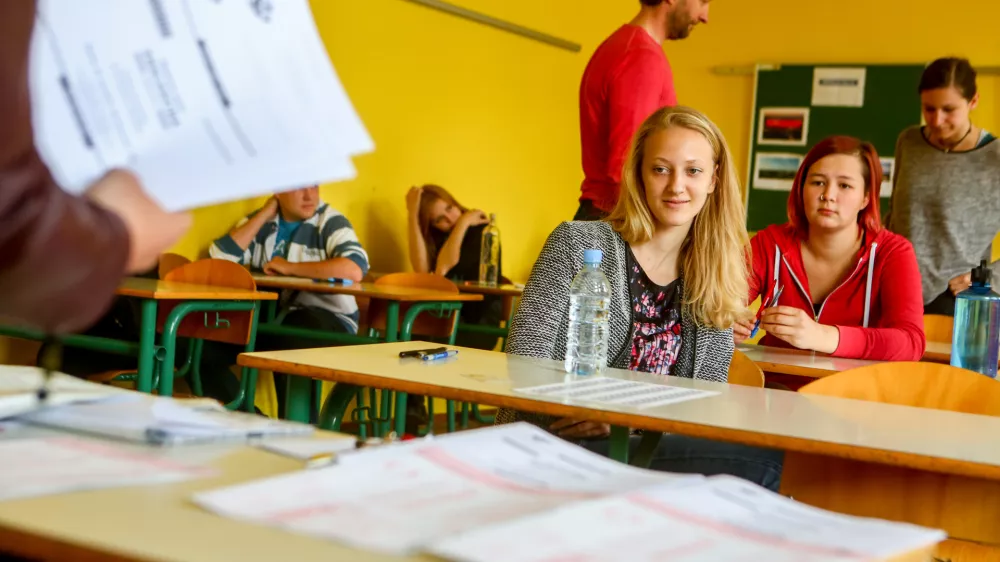 ﻿Gimnazija Ledina - razred, učilnica, pisanje izpita iz Angeškega jezika,   - 30.05.2015 - Matura -- Spomladanski izpitni rok mature - pisni izpit Angleščina - šolstvo - dijaki - izobraževanje  //FOTO: Bojan Velikonja