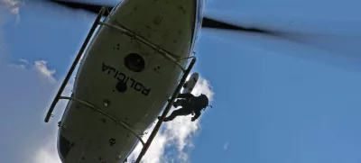 policijski helikopter in rgorski eševalec- Grad Kamen v Dragi (Begunje na Gorenjskem) - Prikazna vaja reševanja poškodovanih plezalcev - vajo pripravili pripadniki Posebna policijska enota – Gorska enota s posadko - Letalska policijska enota.POLICIJA //FOTO: Luka Cjuha